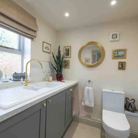 Tranquil Retreat For 6 Guests With Hot Tub Holiday home *