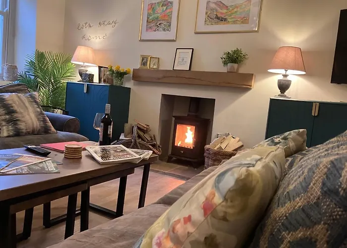 Tranquil Retreat For 6 Guests With Hot Tub *