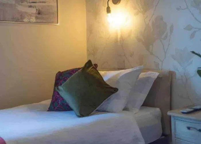 Semesterbostad Tranquil Retreat For 6 Guests With Hot Tub