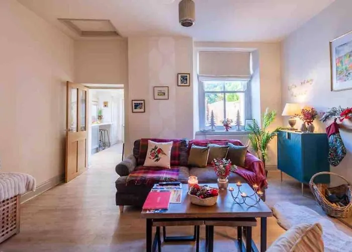 Semesterbostad Tranquil Retreat For 6 Guests With Hot Tub *