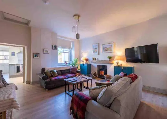 Tranquil Retreat For 6 Guests With Hot Tub Semesterbostad *