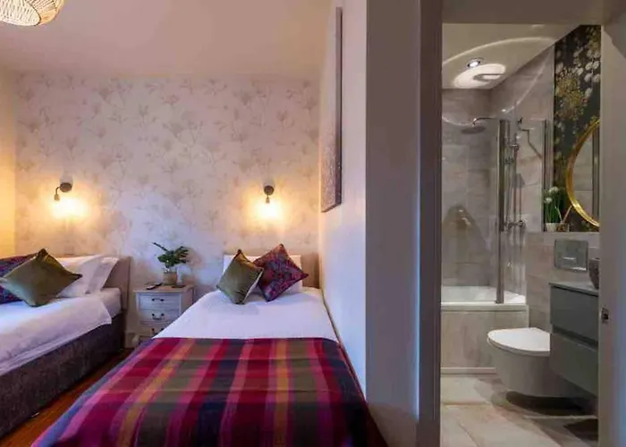 Tranquil Retreat For 6 Guests With Hot Tub