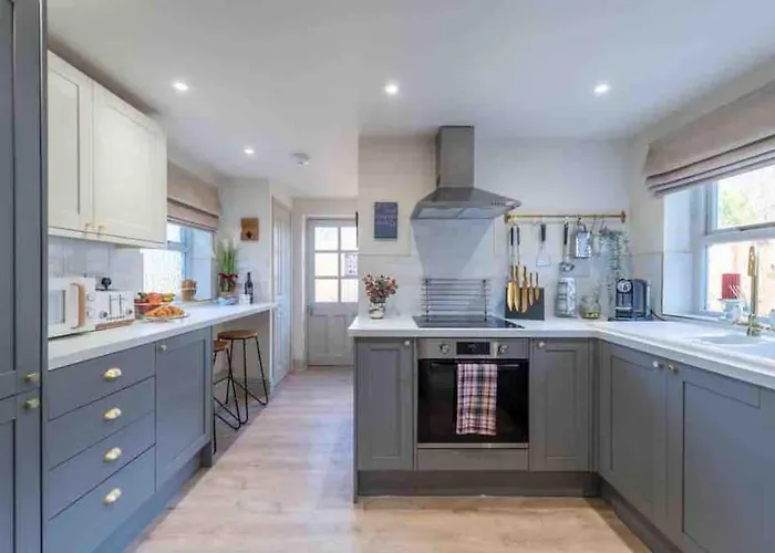 Semesterbostad Tranquil Retreat For 6 Guests With Hot Tub *