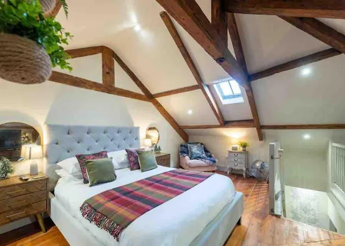 Tranquil Retreat For 6 Guests With Hot Tub