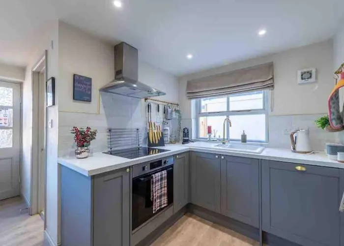 Tranquil Retreat For 6 Guests With Hot Tub