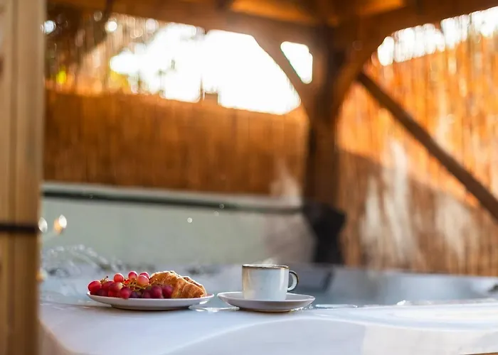 Tranquil Retreat For 6 Guests With Hot Tub