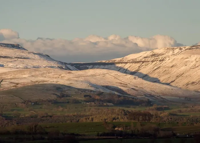 Tranquil Retreat For 6 Guests With Hot Tub Semesterbostad