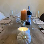 Semesterbostad Tranquil Retreat For 6 Guests With Hot Tub
