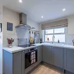 Tranquil Retreat For 6 Guests With Hot Tub