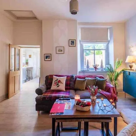 Holiday home Stunning 3-bed Hot Tub Wi-fi Parking *
