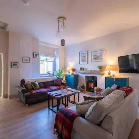 Stunning 3-bed Hot Tub Wi-fi Parking Holiday home *