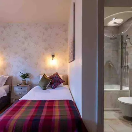 Tranquil Retreat For 6 Guests With Hot Tub