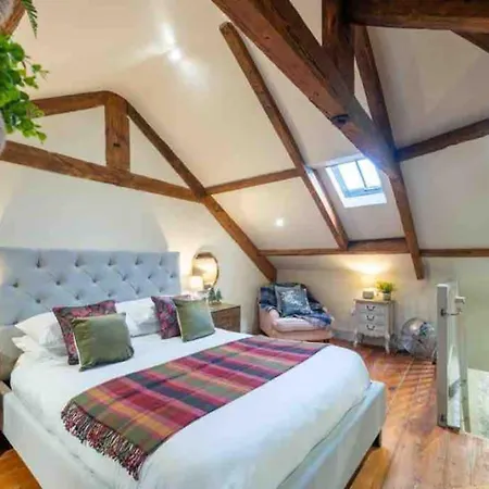 Tranquil Retreat For 6 Guests With Hot Tub