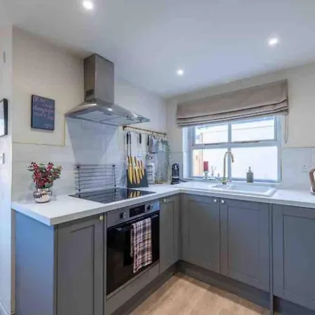 Tranquil Retreat For 6 Guests With Hot Tub