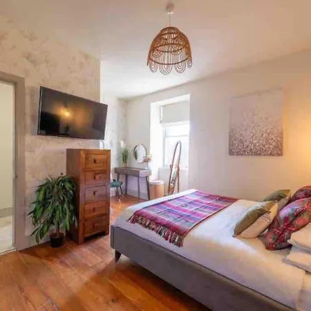 Tranquil Retreat For 6 Guests With Hot Tub *