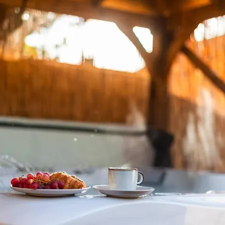 Tranquil Retreat For 6 Guests With Hot Tub