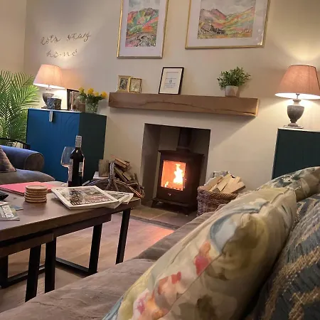 Tranquil Retreat For 6 Guests With Hot Tub *