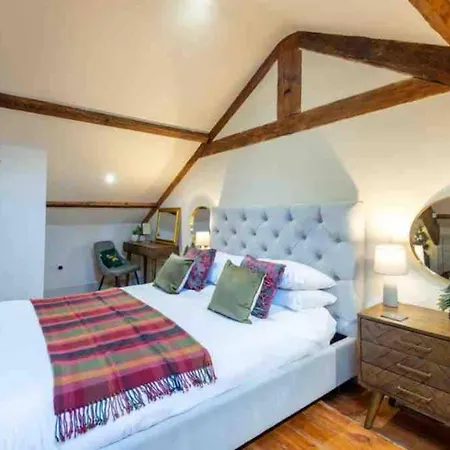 Tranquil Retreat For 6 Guests With Hot Tub *