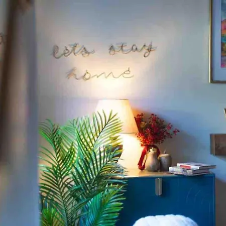 Tranquil Retreat For 6 Guests With Hot Tub Semesterbostad