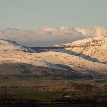 Tranquil Retreat For 6 Guests With Hot Tub Semesterbostad
